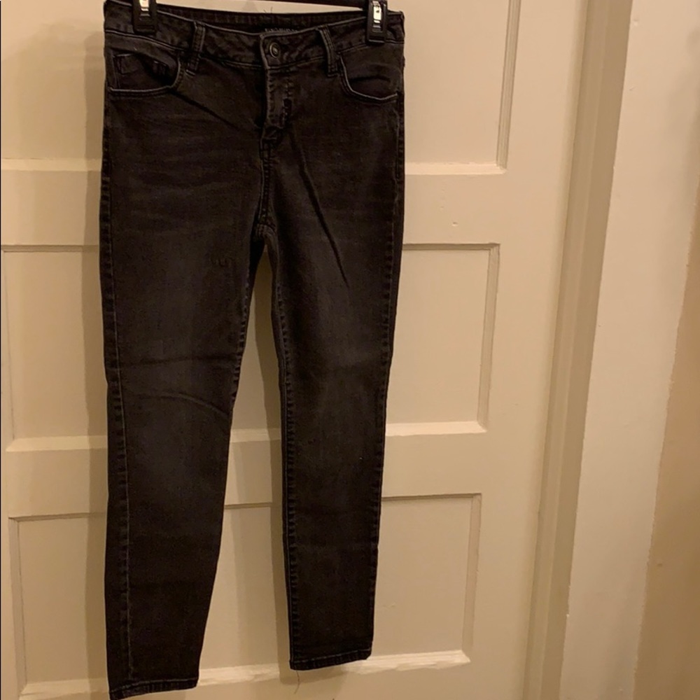 Faded ankle jeans.